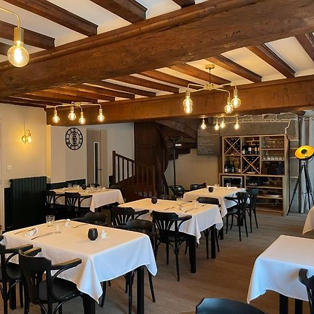 Restaurant Hotel Logis Chez Sophie Briouze Exterior foto