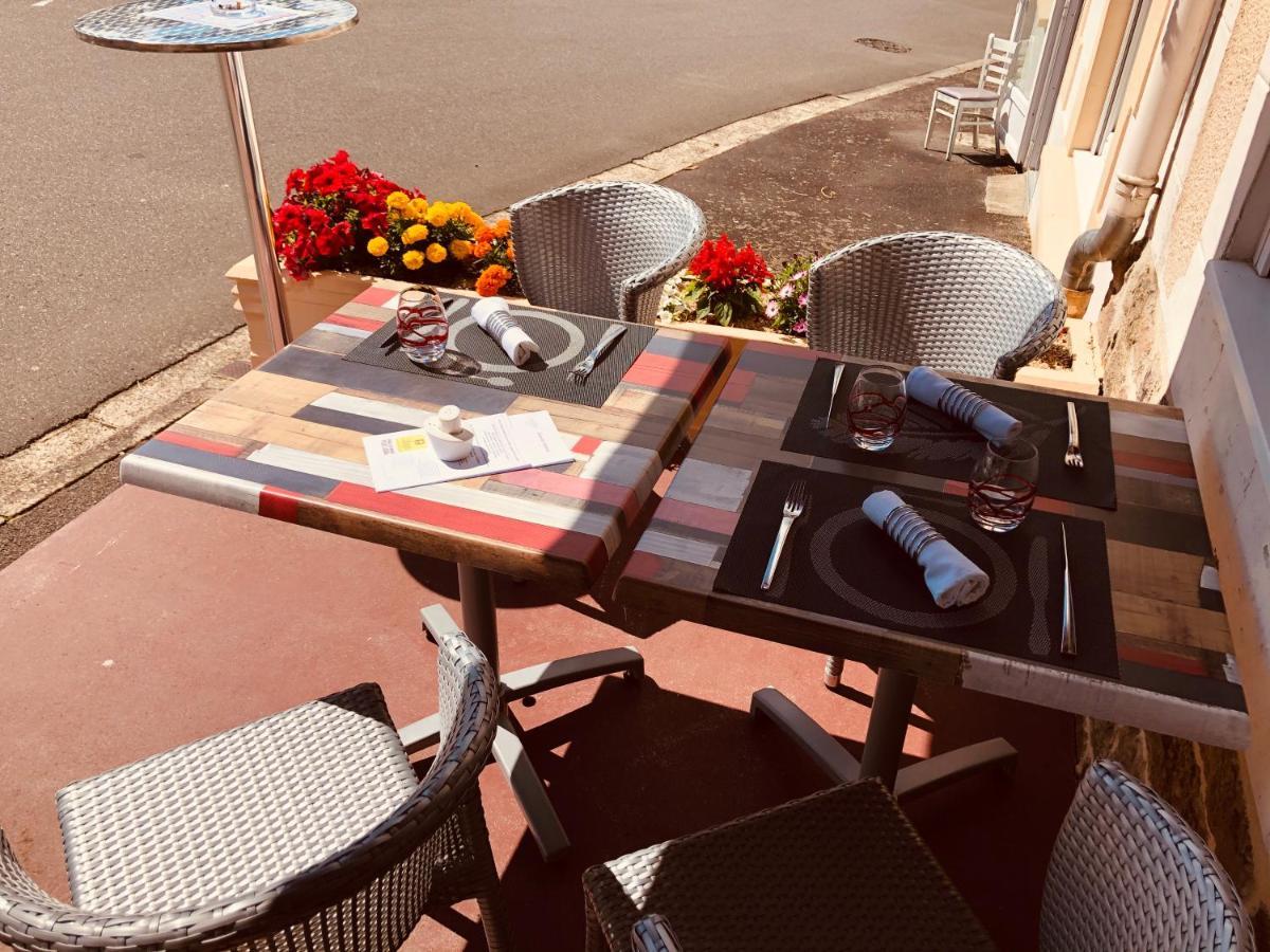 Restaurant Hotel Logis Chez Sophie Briouze Exterior foto