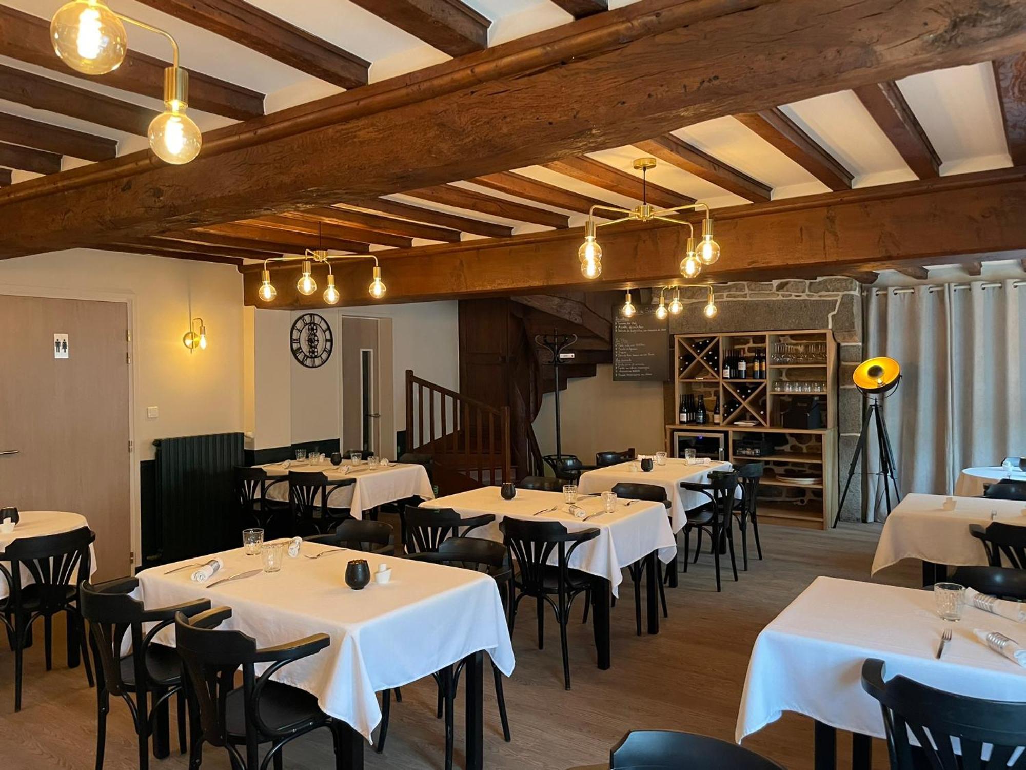 Restaurant Hotel Logis Chez Sophie Briouze Exterior foto