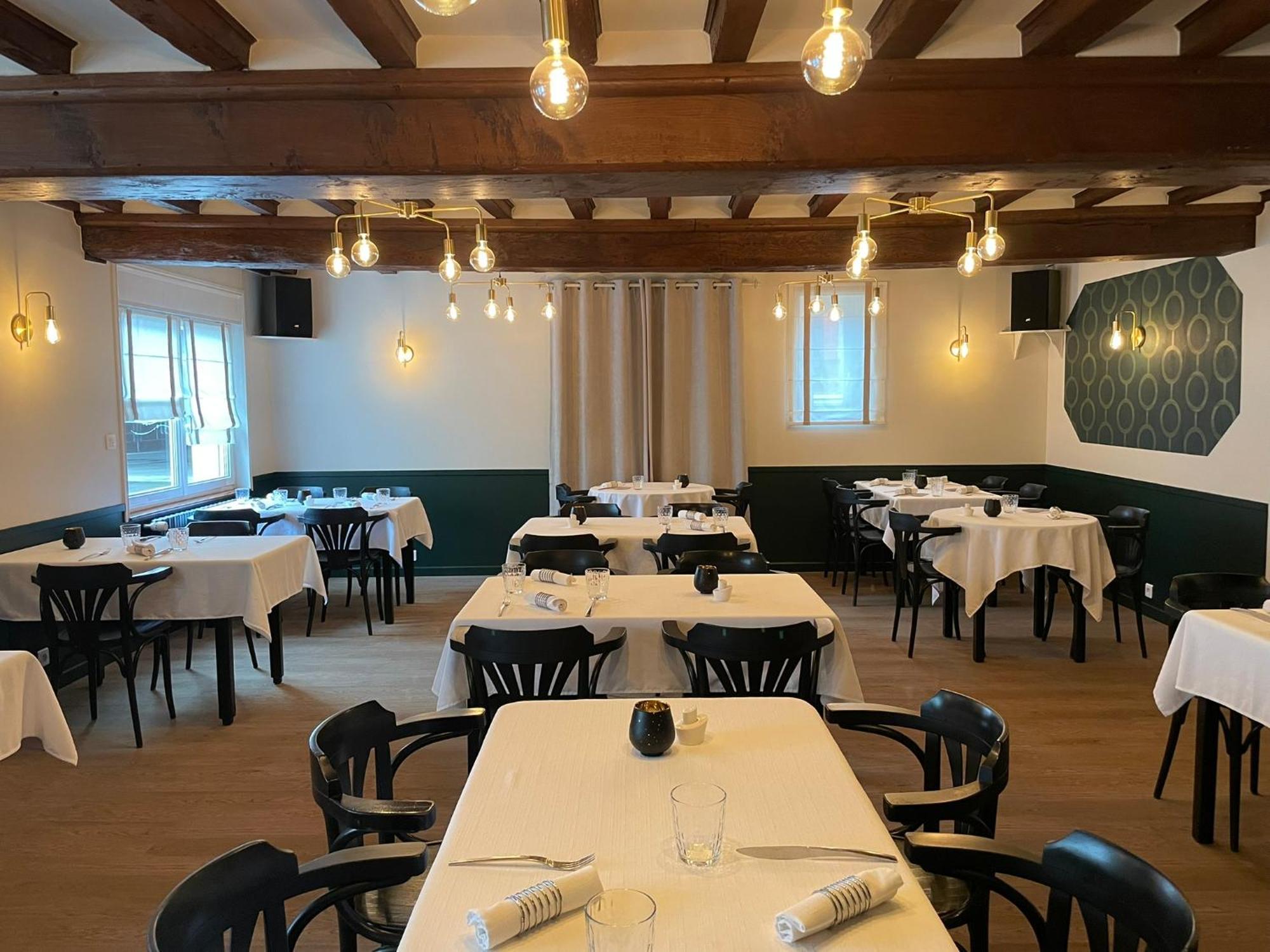 Restaurant Hotel Logis Chez Sophie Briouze Exterior foto