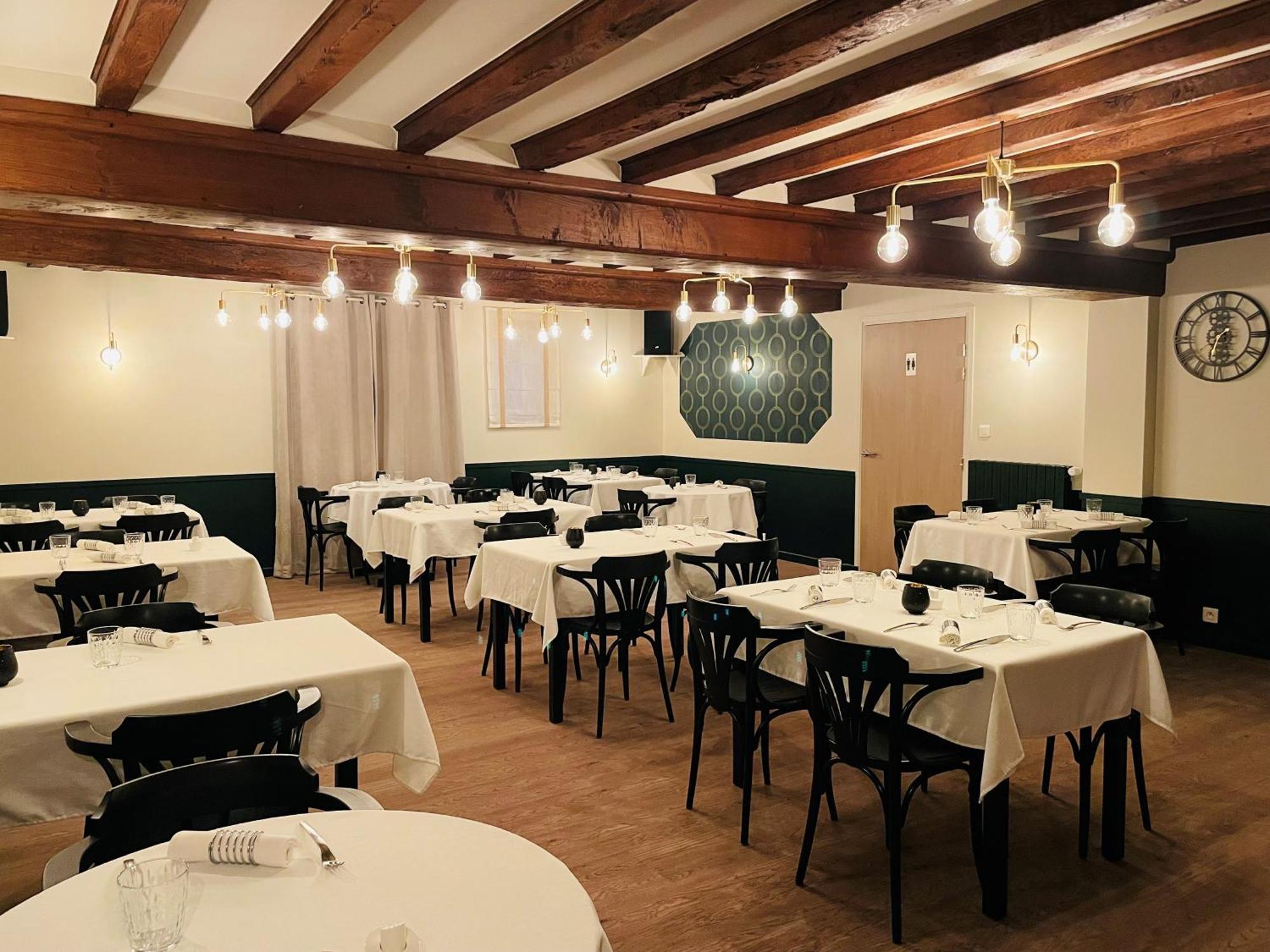 Restaurant Hotel Logis Chez Sophie Briouze Exterior foto